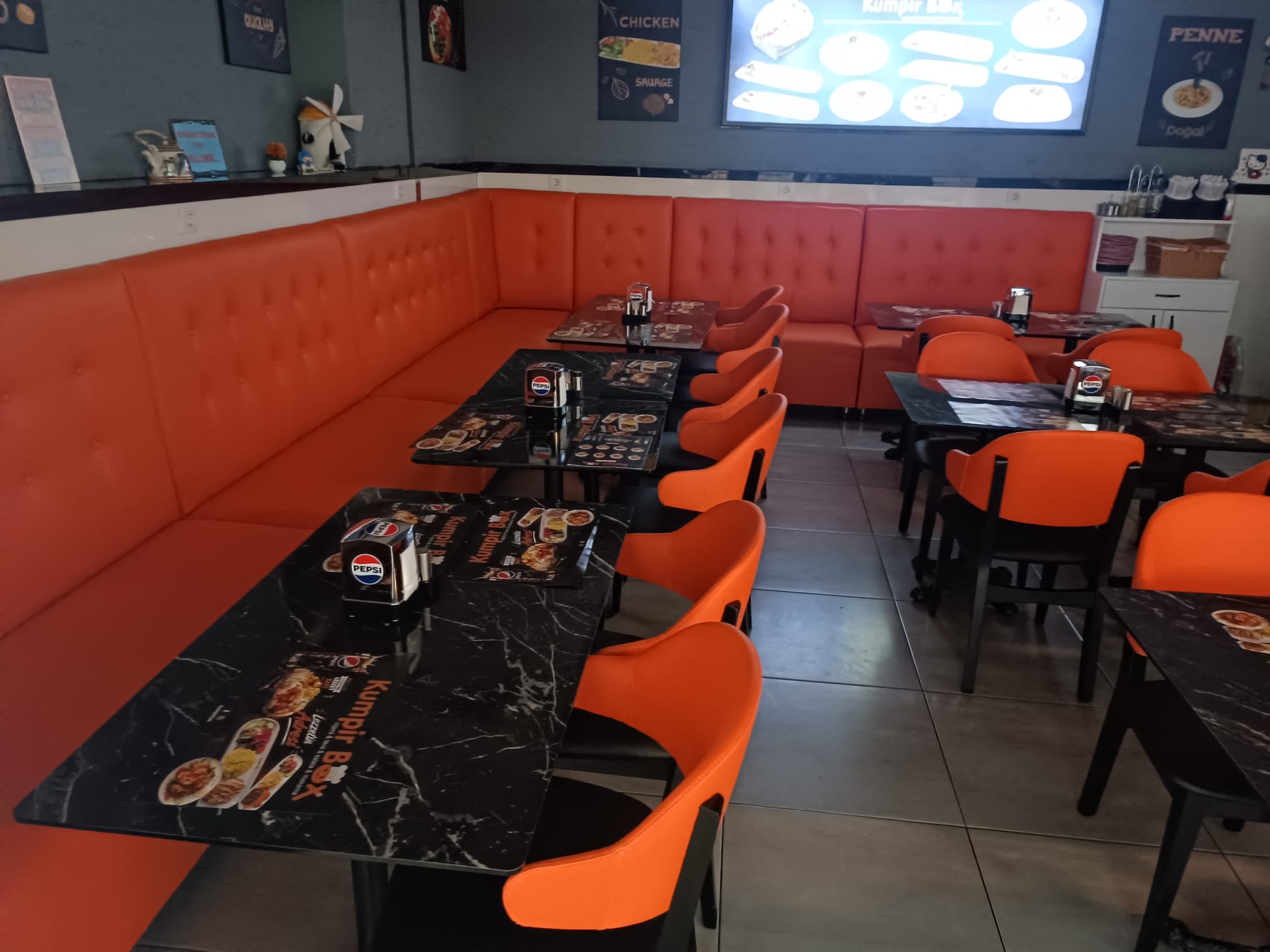 Turuncu deri kaplama restoran sediri ve sandalye döşeme çalışması
